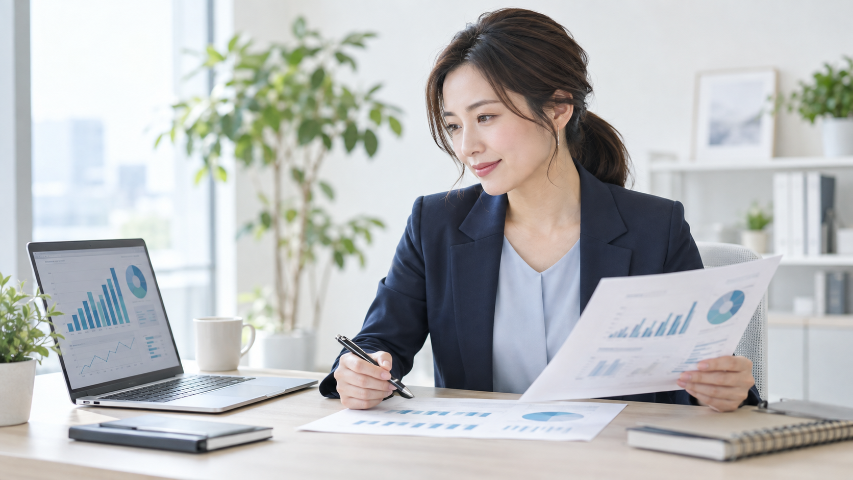 グラフと資料を見比べながら集客施策を分析するイメージ