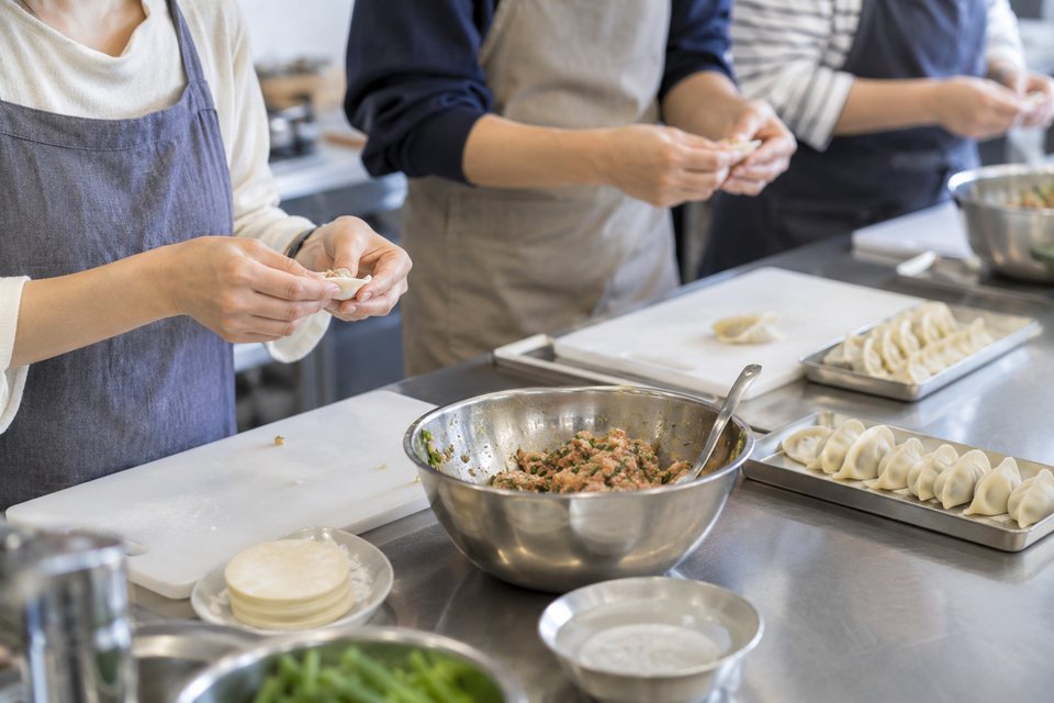一人ずつ餃子を包む料理教室の撮影見本(AI生成)