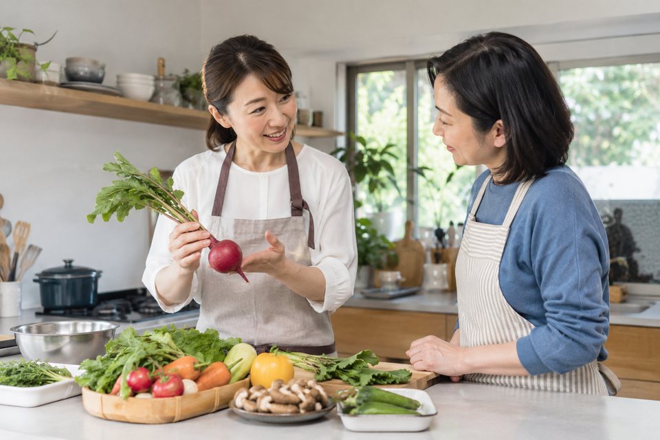 食材と準備について相談する料理教室の撮影見本(AI生成)