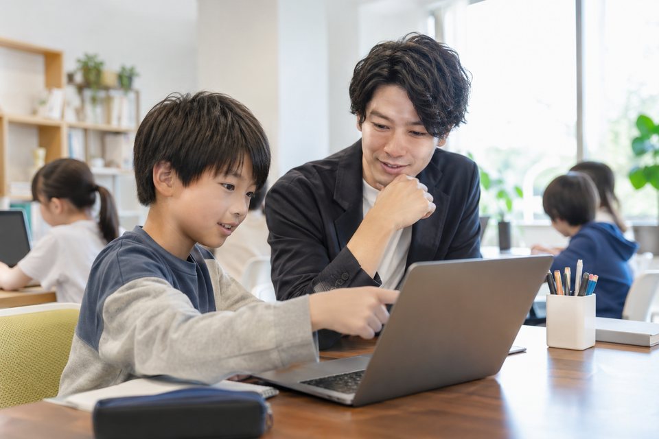 つまずいたところを一緒に考える先生の撮影見本(AI生成)