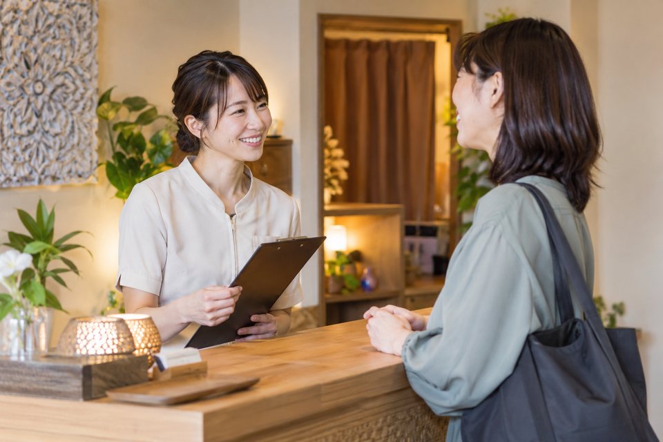 次回の相談をするリラクゼーションスタッフ（AI生成イメージ）