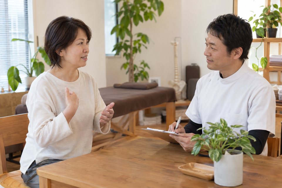生活の困りごとを聞く整体の相談の撮影見本(AI生成)