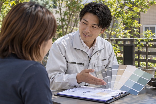 塗装工事の見積もり説明(AI生成イメージ)