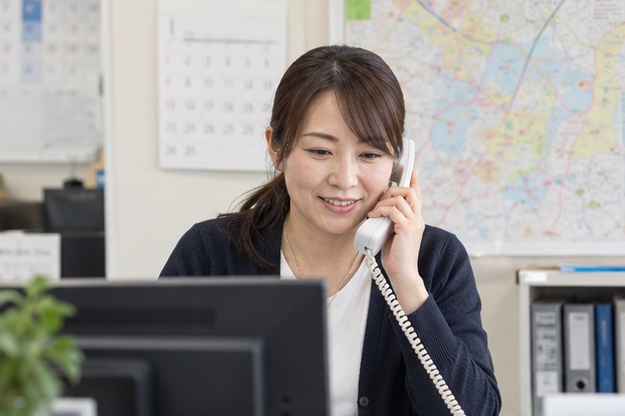 電話で訪問日時を調整する場面(AI生成イメージ)