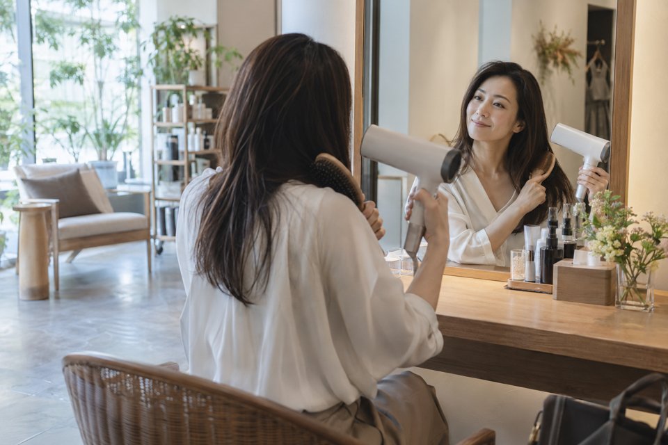 ヘッドスパの後に身支度をする利用者（AI生成イメージ）