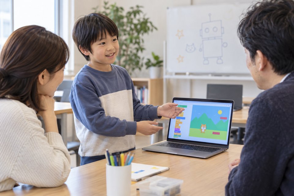 自分の作品を講師と保護者に説明する生徒（AI生成イメージ）