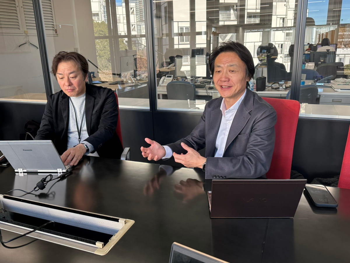 左から株式会社イー・コミュニケーションズ取締役COO営業本部長 佐藤直人さん、代表取締役社長 佐藤信也さん