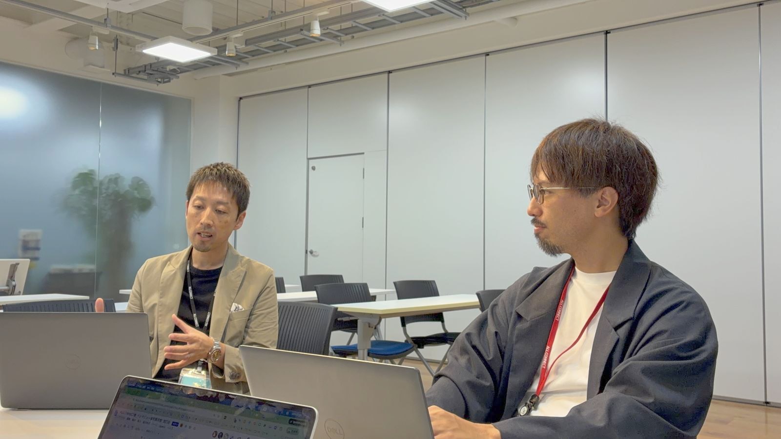 制作体制のファブレス化について話す株式会社ALL CONNECTのご担当者とデジタルアスリートの担当者