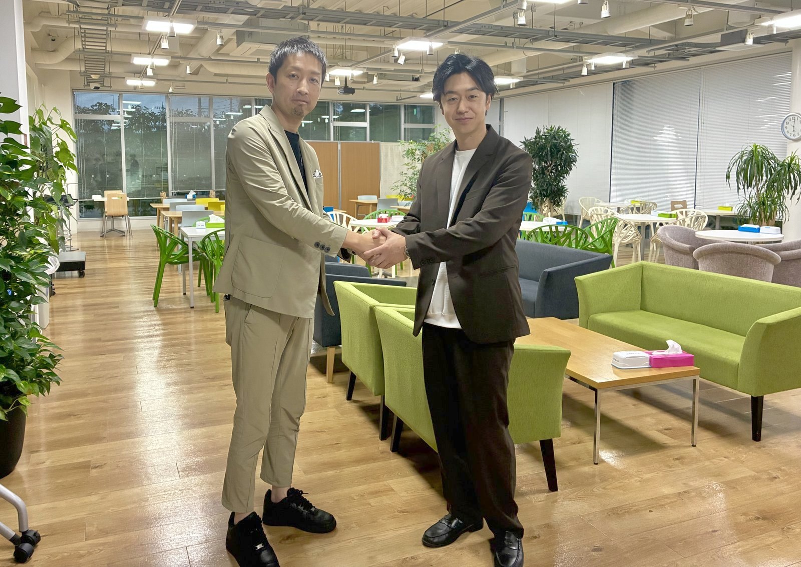 取材を終えて握手を交わす株式会社ALL CONNECTのご担当者とデジタルアスリートの担当者